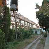 La fabbrica � per� chiusa dal 2004 e sotto sequestro perch� piena di amianto. Se si percorre la via per andare a Grumo � impossibile non notarla: un gigante che dopo essere stato a lungo in disuso � stato trasformato in una discarica abusiva